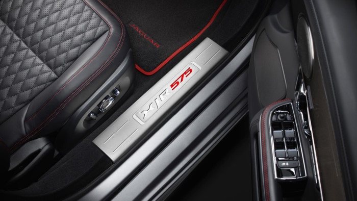 sieu sedan jaguar xjr575 doi thu canh tranh cua amg s63