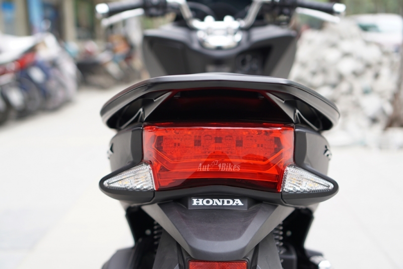 So sánh Honda PCX 2018 và PCX 2017 so sanh honda pcx 2018 va pcx 2017