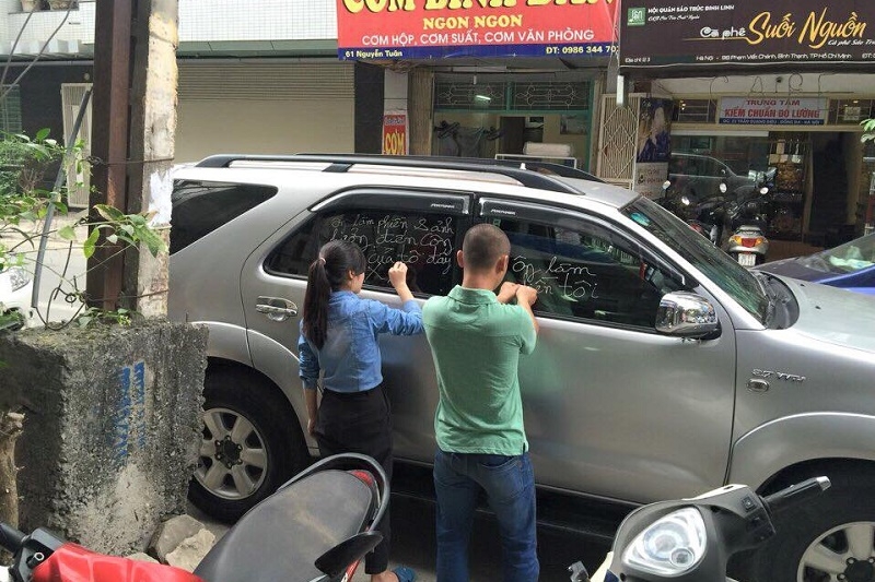 Làm thế nào khi đỗ xe bị xịt sơn, vẽ bậy lam the nao khi do xe bi xit son ve bay