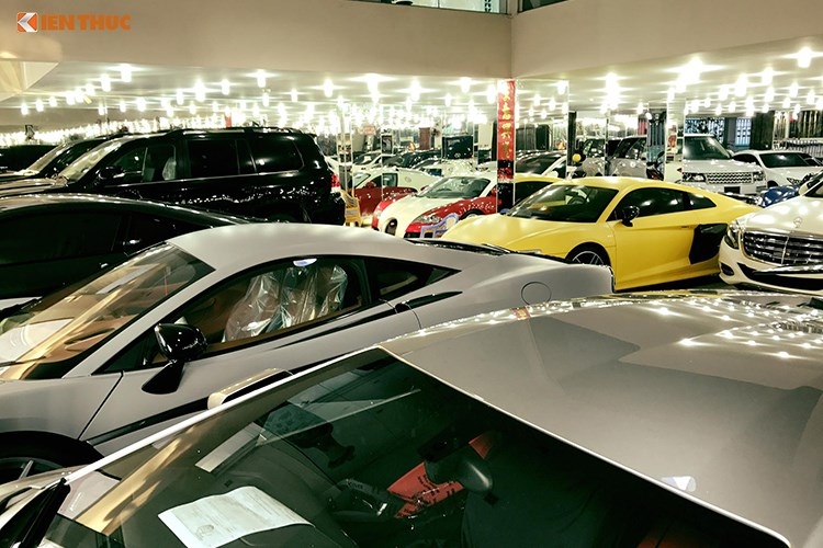 bugatti 50 ty cung hang loat sieu xe tai showroom sai gon