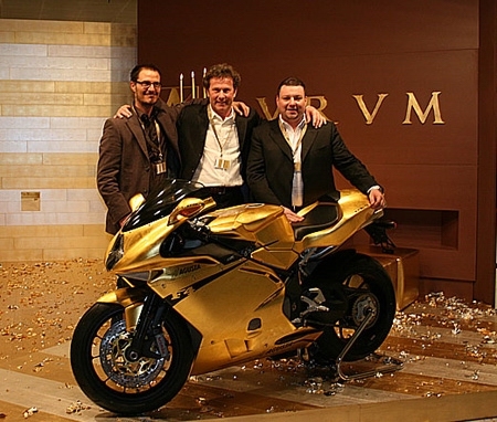 MV Agusta F4 ấn tượng với bộ cánh dát vàng 24 karat mv agusta f4 an tuong voi bo canh dat vang 24 karat