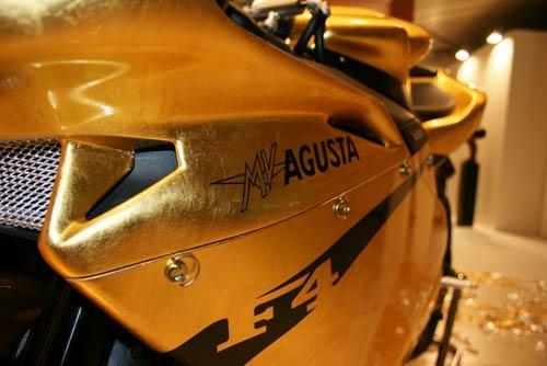 MV Agusta F4 ấn tượng với bộ cánh dát vàng 24 karat mv agusta f4 an tuong voi bo canh dat vang 24 karat