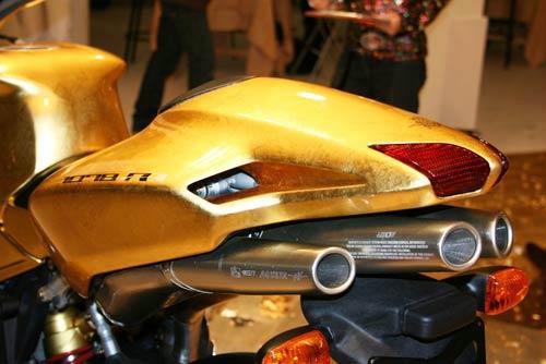 MV Agusta F4 ấn tượng với bộ cánh dát vàng 24 karat mv agusta f4 an tuong voi bo canh dat vang 24 karat