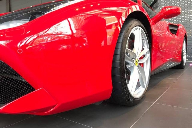 ca si tuan hung so huu sieu xe ferrari 16 ty dong