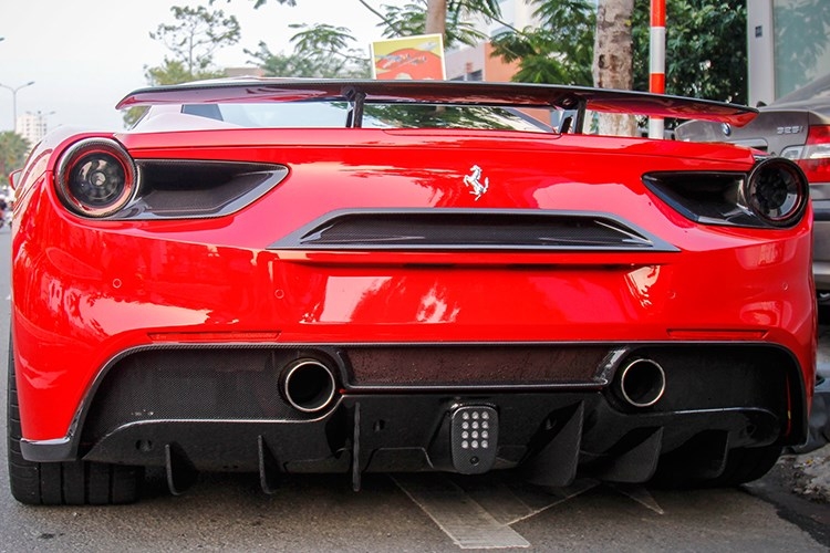 ca si tuan hung so huu sieu xe ferrari 16 ty dong