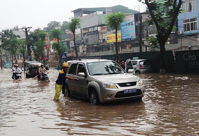 10 kinh nghiem can biet khi lai xe trong mua bao