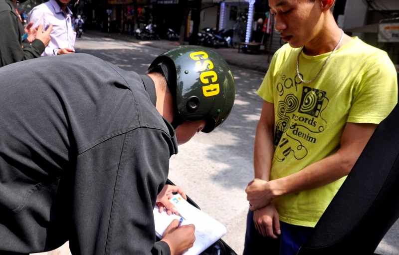 canh sat co dong co duoc phat xe khong guong khong den