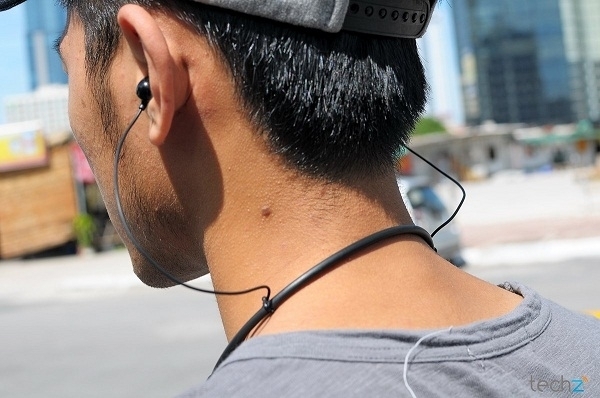 Đeo tai nghe tham gia giao thông: Nguy hiểm tiềm tàng tin nhap 20171227114034