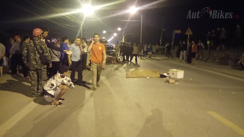 xe vespa va cham voi xe cho rac mot phu nu thiet mang