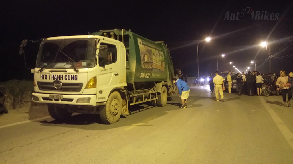 xe vespa va cham voi xe cho rac mot phu nu thiet mang