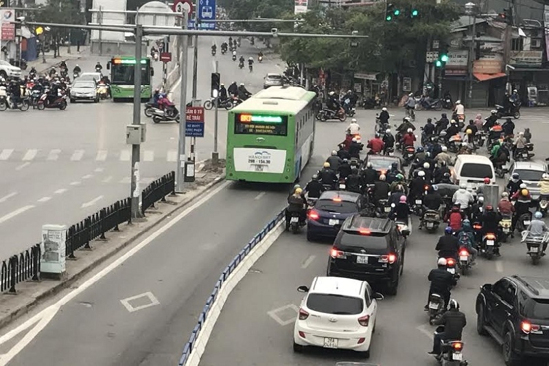 Lắp đặt xong dải phân cách tại nhà chờ xe buýt nhanh BRT lap dat xong dai phan cach tai nha cho xe buyt nhanh brt