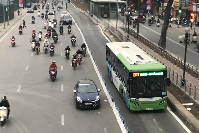 Lắp đặt xong dải phân cách tại nhà chờ xe buýt nhanh BRT lap dat xong dai phan cach tai nha cho xe buyt nhanh brt