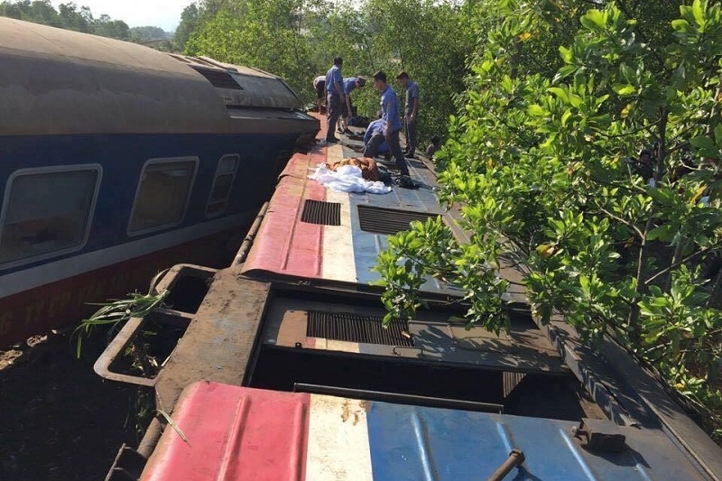 Xe tải vượt ẩu gây tai nạn đường sắt nghiêm trọng tại Huế xe tai vuot au gay tai nan duong sat nghiem trong tai hue