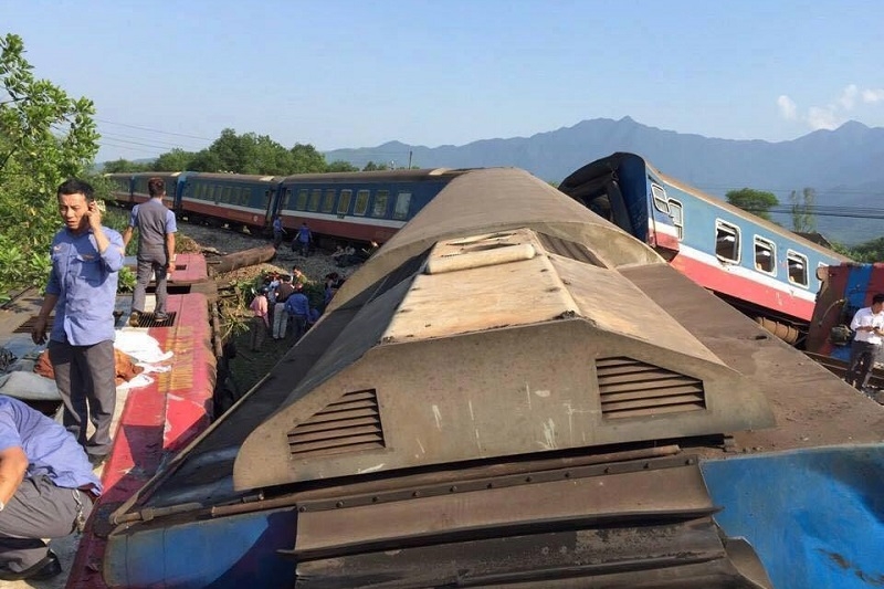 Xe tải vượt ẩu gây tai nạn đường sắt nghiêm trọng tại Huế xe tai vuot au gay tai nan duong sat nghiem trong tai hue