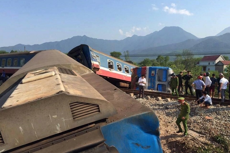 Xe tải vượt ẩu gây tai nạn đường sắt nghiêm trọng tại Huế xe tai vuot au gay tai nan duong sat nghiem trong tai hue