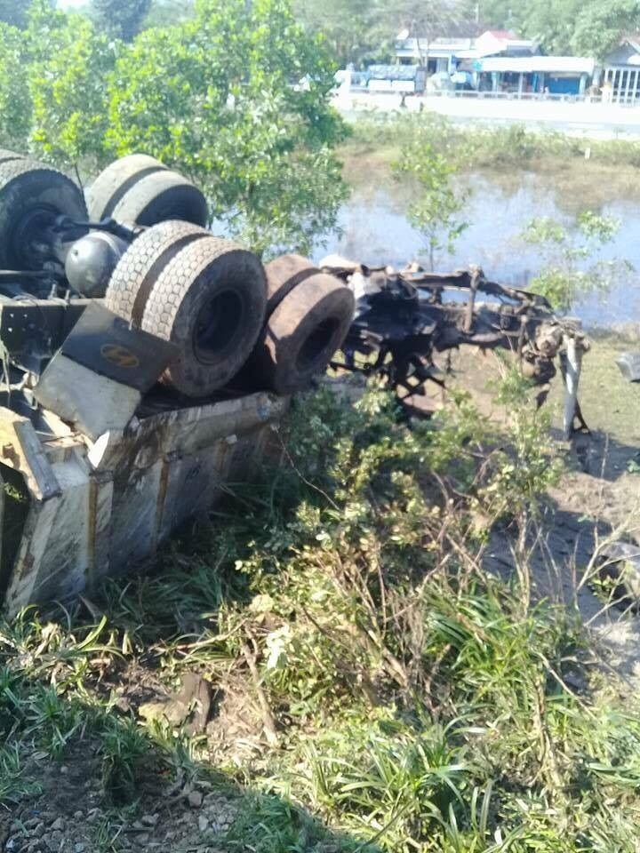 Xe tải vượt ẩu gây tai nạn đường sắt nghiêm trọng tại Huế xe tai vuot au gay tai nan duong sat nghiem trong tai hue