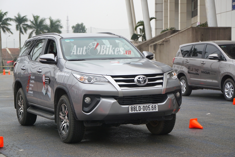 toyota fortuner ford ranger sap don dap ve viet nam