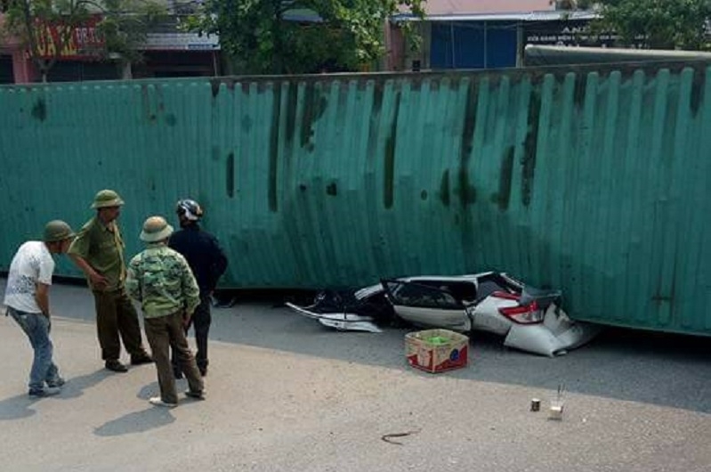 xe container de nat o to con tai nam dinh