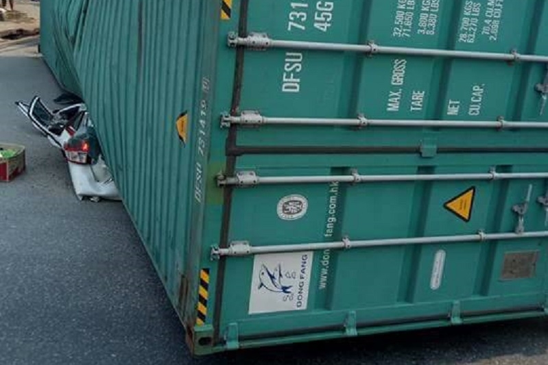 xe container de nat o to con tai nam dinh