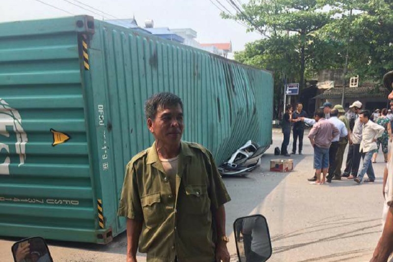 xe container de nat o to con tai nam dinh