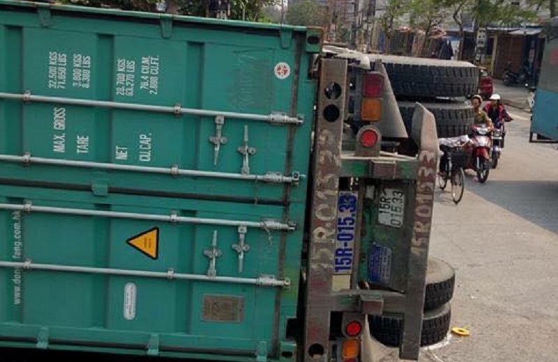 xe container de nat o to con tai nam dinh