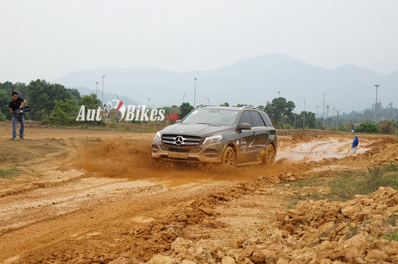 co gi tai hoc vien lai xe an toan mercedes benz 2017