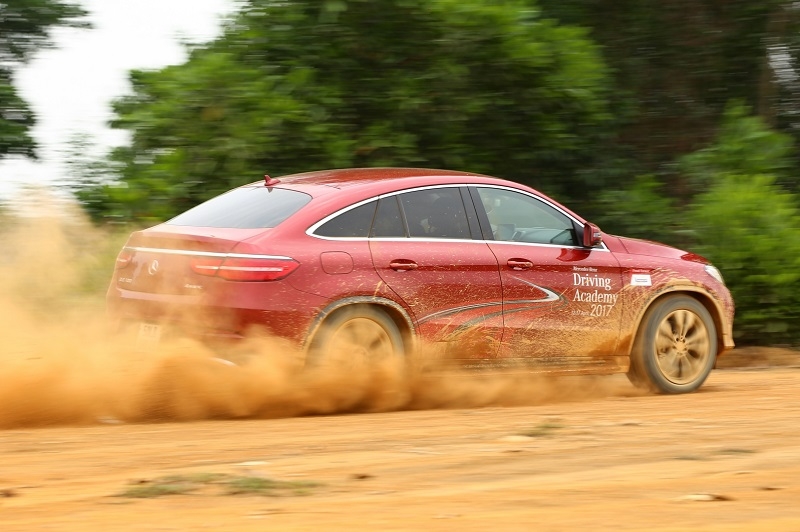 Dàn xe Mercedes chinh phục địa hình tại Hà Nội dan xe mercedes chinh phuc dia hinh tai ha noi