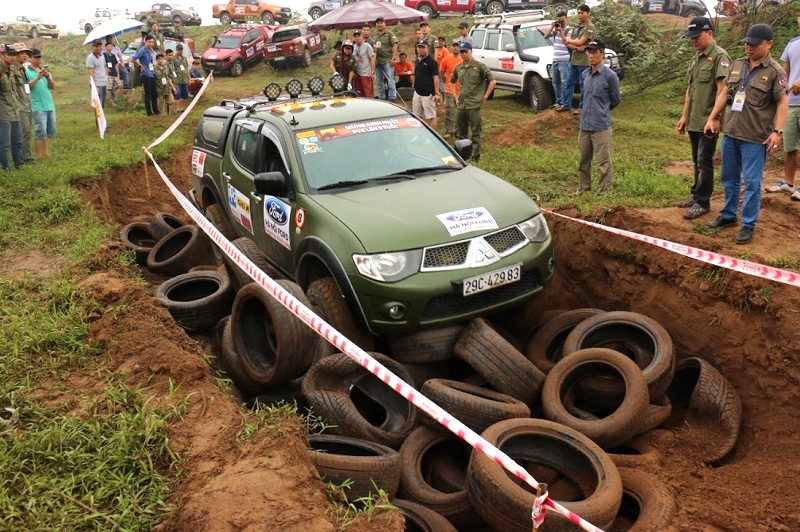 Dàn xe bán tải trổ tài off-road tại Hà Nội dan xe ban tai tro tai off road tai ha noi