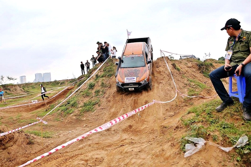 Dàn xe bán tải trổ tài off-road tại Hà Nội dan xe ban tai tro tai off road tai ha noi