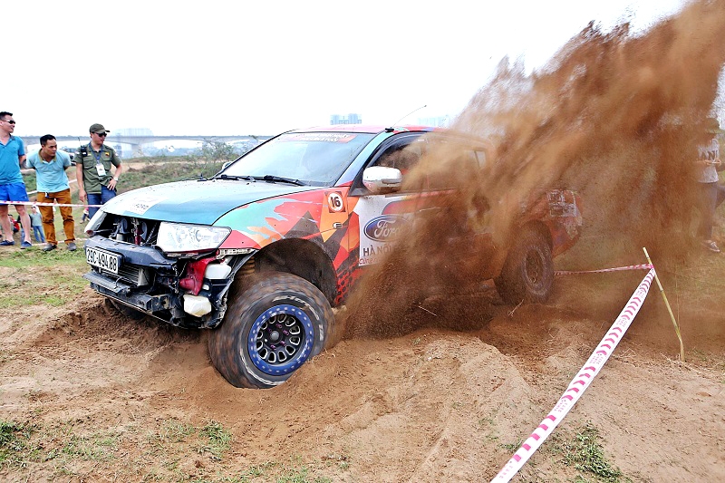 Dàn xe bán tải trổ tài off-road tại Hà Nội dan xe ban tai tro tai off road tai ha noi