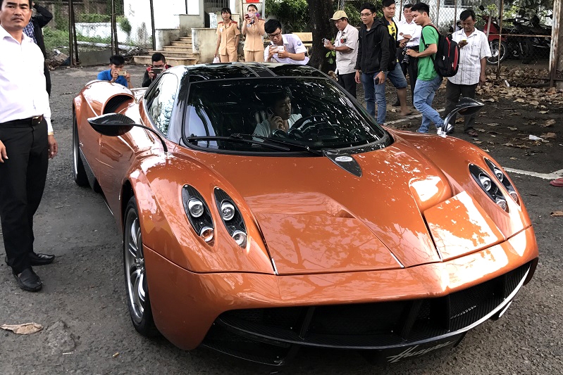 dai gia minh nhua dua sieu xe pagani huayra di dang ky