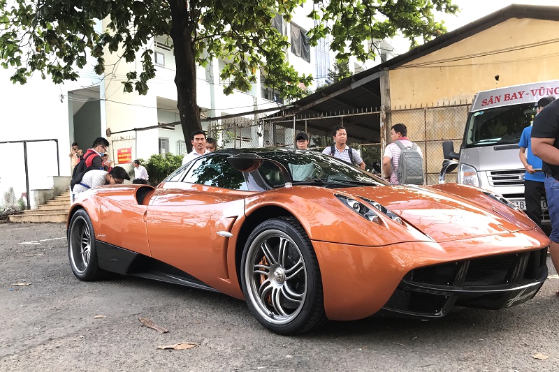 dai gia minh nhua dua sieu xe pagani huayra di dang ky