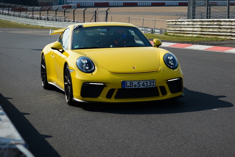 porsche 911 gt3 lap ky luc moi tren duong dua tai duc 2985