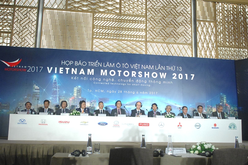 trien lam o to viet nam vms 2017 mercedes tro lai thaco vang bong