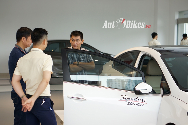 o to dua giam gia nhan vien ban xe gap kho khan