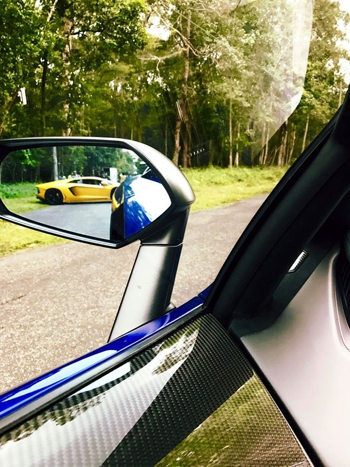 minh nhua dua dan sieu xe lamborghini di choi cuoi tuan