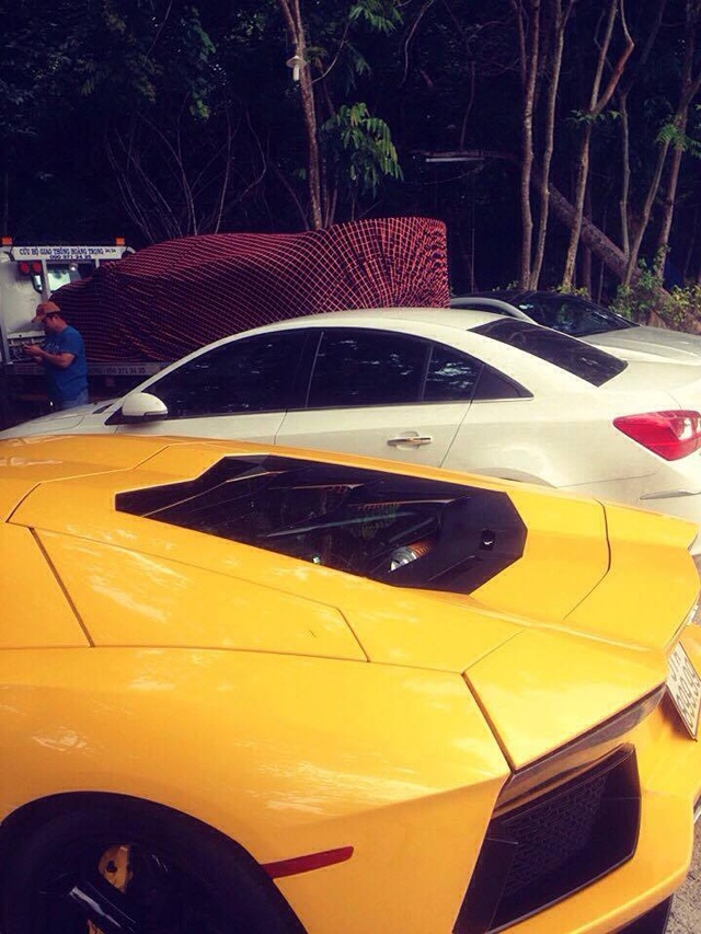 minh nhua dua dan sieu xe lamborghini di choi cuoi tuan