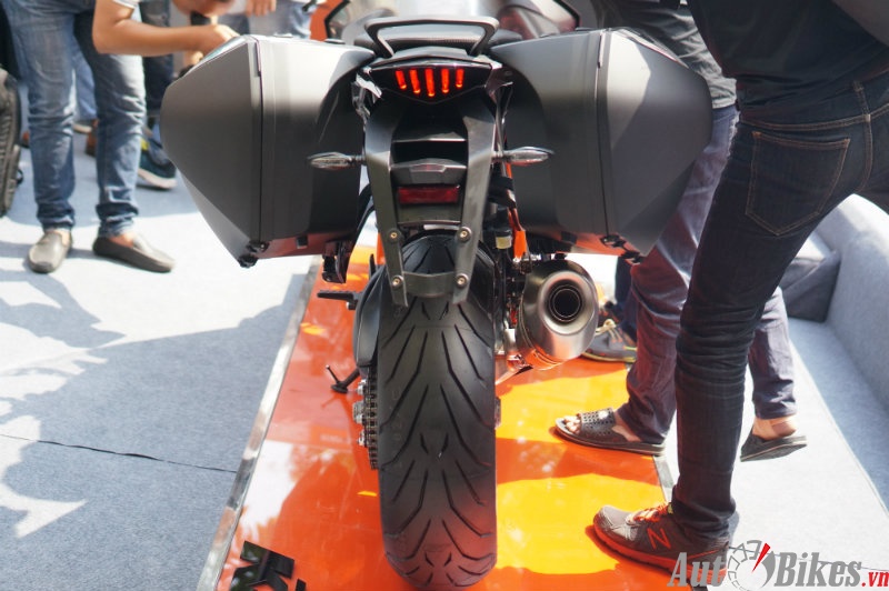 ktm 1290 super duke gt gia 690 trieu dong tai viet nam