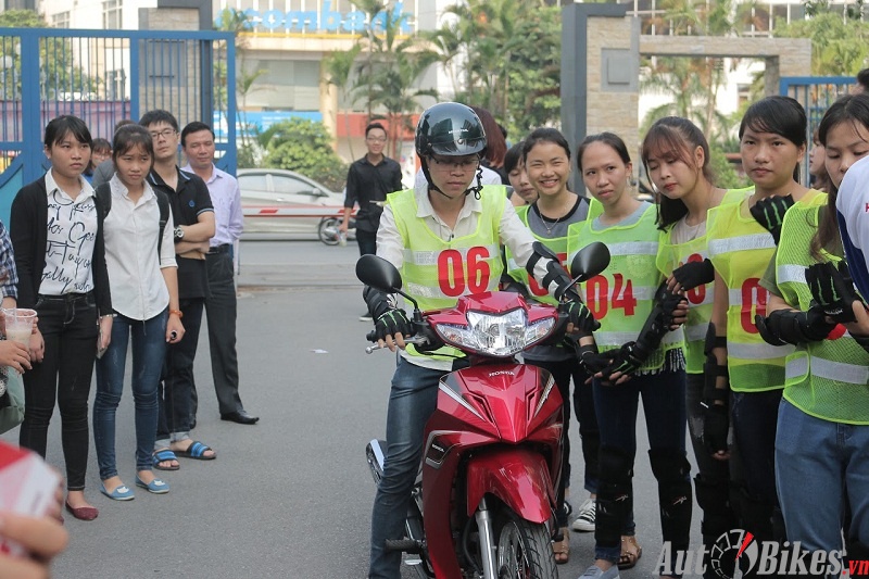 Sinh viên hào hứng tập lái xe an toàn tại Hà Nội sinh vien hao hung tap lai xe an toan tai ha noi