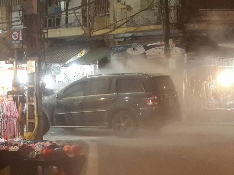 video suv hang sang mercedes boc chay tren pho ha noi
