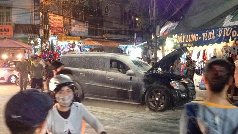 video suv hang sang mercedes boc chay tren pho ha noi