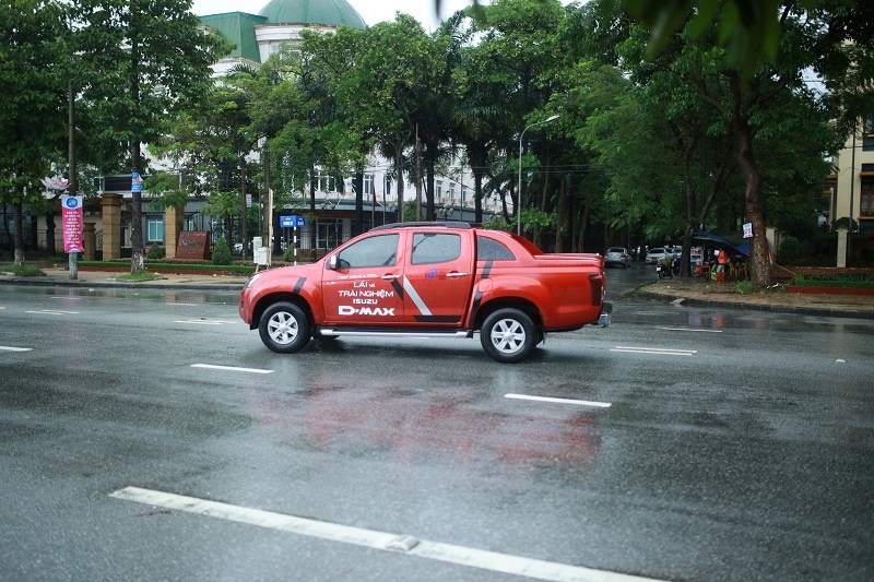 Hơn 1.300 lượt khách lái thử xe Isuzu hon 1300 luot khach lai thu xe isuzu