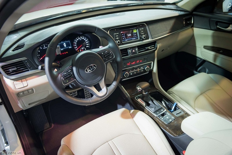 so sanh kia optima 20 at voi toyota camry 20e