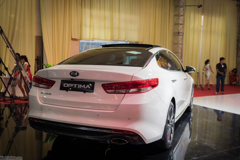 so sanh kia optima 20 at voi toyota camry 20e