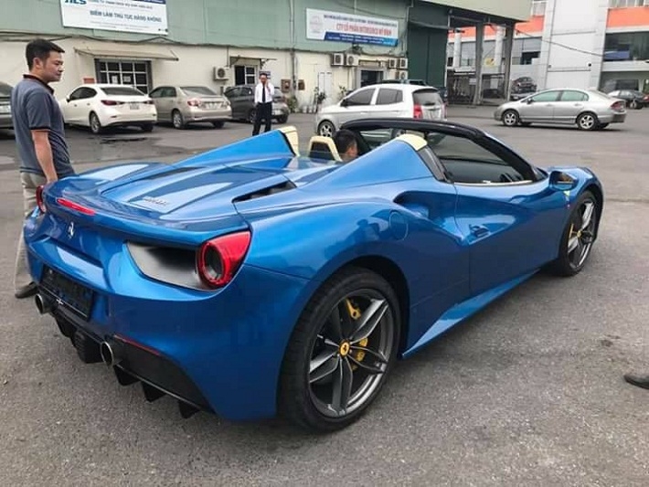 ferrari 488 spider dau tien cap ben viet nam