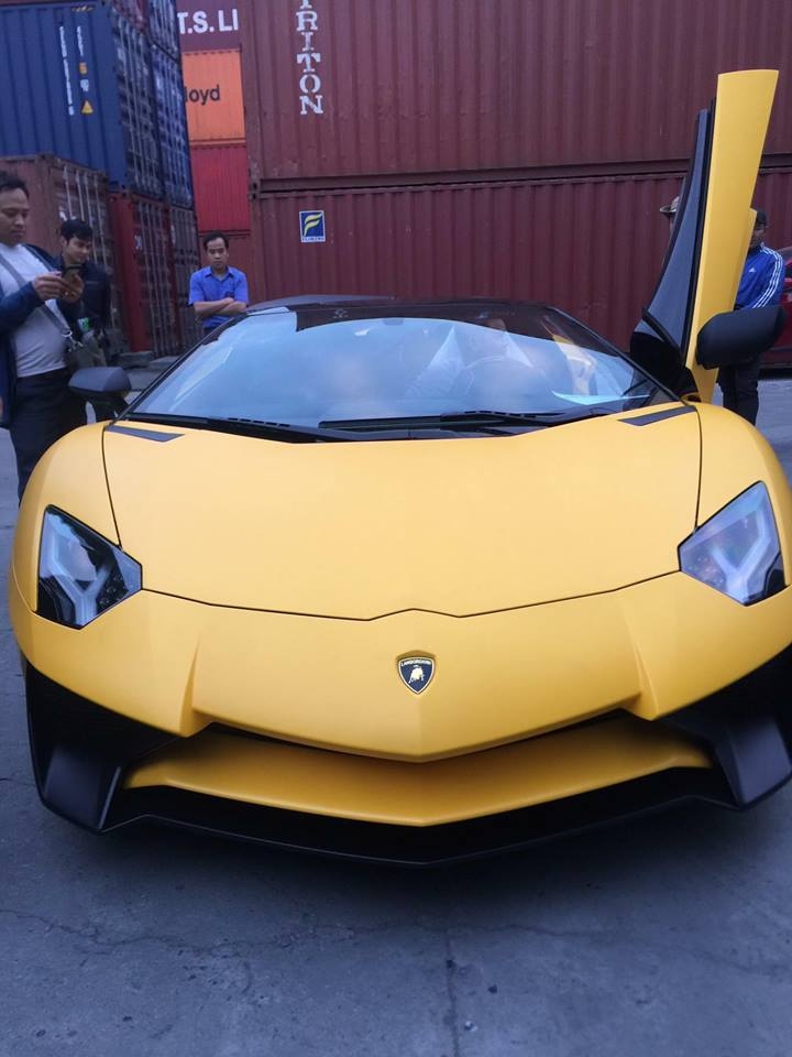 lamborghini aventador sv roadster dau tien ve viet nam