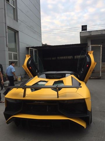 lamborghini aventador sv roadster dau tien ve viet nam