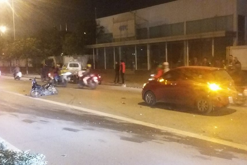 Toyota Camry gây tai nạn rồi bỏ chạy tại Hà Nội toyota camry gay tai nan roi bo chay tai ha noi