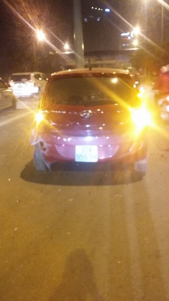 Toyota Camry gây tai nạn rồi bỏ chạy tại Hà Nội toyota camry gay tai nan roi bo chay tai ha noi