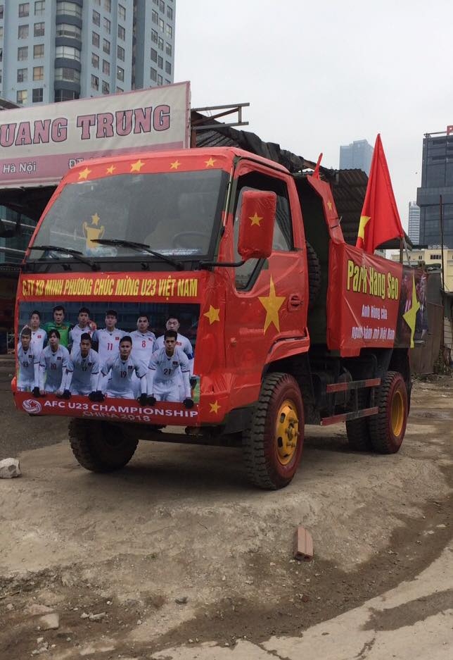 chum anh o to khap noi trang tri co vu u23 viet nam